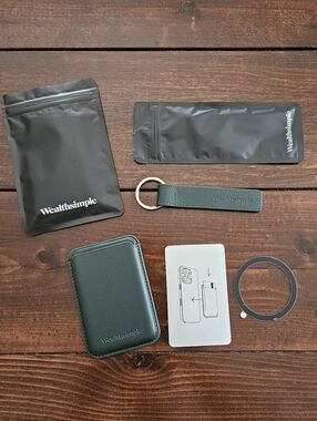 WealthSimple Forest Green Magnetic Card Holder / Wallet & Keychain NEW